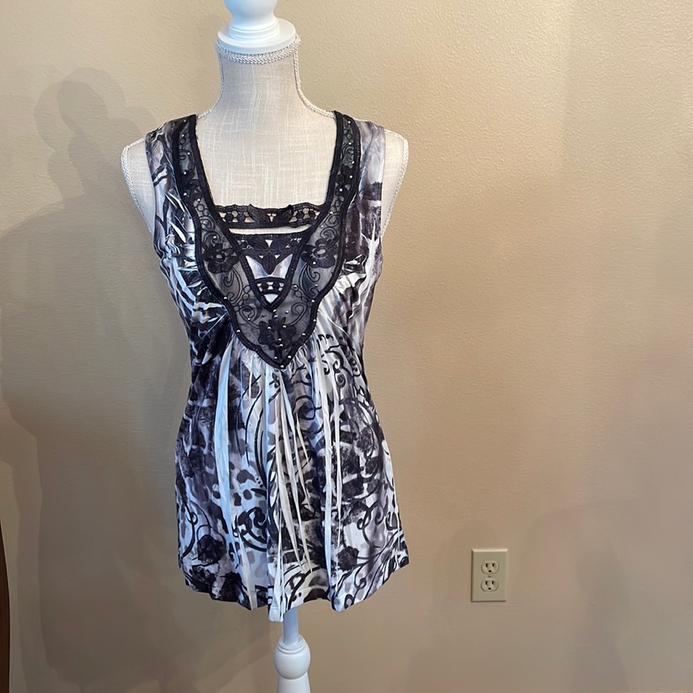 Unity world wear women’s sleeveless top, size medium. black and off-white color.